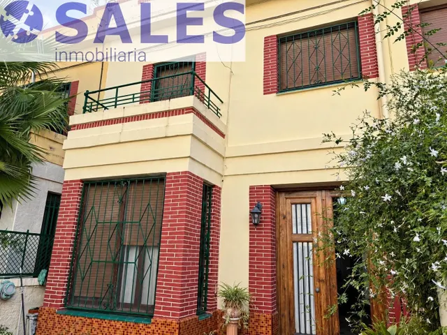 Casa adosada con terrazas, patio y buhardilla en ayora — 2