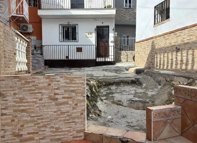 SE VENDE casa adosada OKUPA en C Mercado 10 de Málaga - foto 3