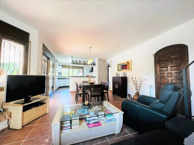 Único y exclusivo gran chalet de 174 M2, en primera línea de - foto 5