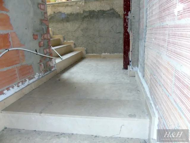 Se alquila escaleta para uso comercial en Jorge Juan. /HH Asesores, Inmobiliaria en Burjassot/. — 12