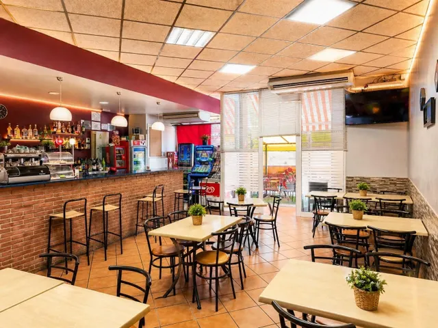 Bar Restaurante en pleno rendimiento , con vivienda incluida - foto 2