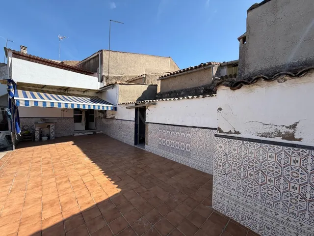 CASA DE PLANTA BAJA CON PATIO DE 150 METROS CON APARTAMENTO 