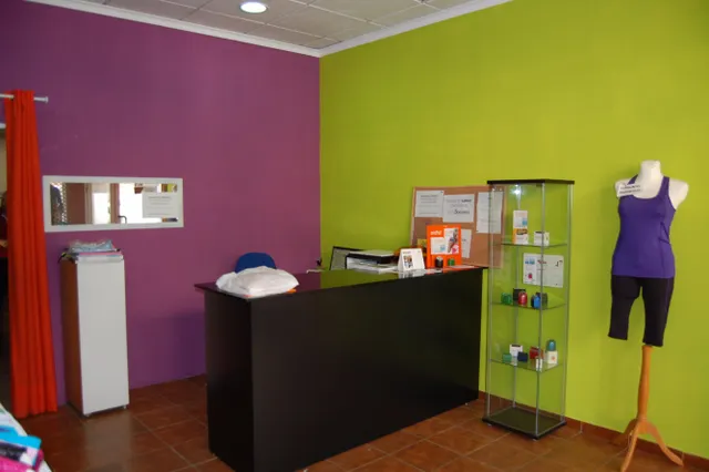 Local acondicionado, de 110 m2, tiene cuatro estancias, tienda, taller, despacho y aseo con ducha. — 5