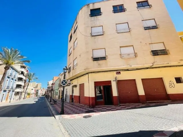 EDIFICIO DE 3 PISOS DE 3 habitaciones +LOCAL COMERCIAL Y 3 TRASTEROS — 4