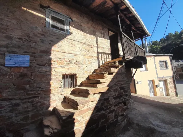 CASA ESTILO RUSTICO CON JARDIN EN CANEDO. EL BIERZO - foto 4