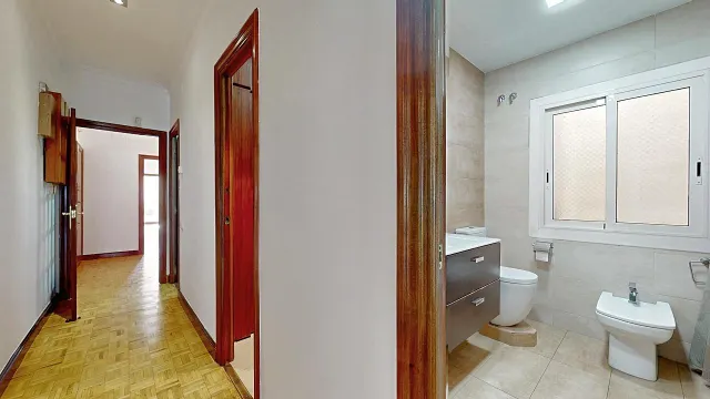 Vivienda en quinta planta con vistas panorámicas, luminosa, con 5 amplias habitaciones. — 40