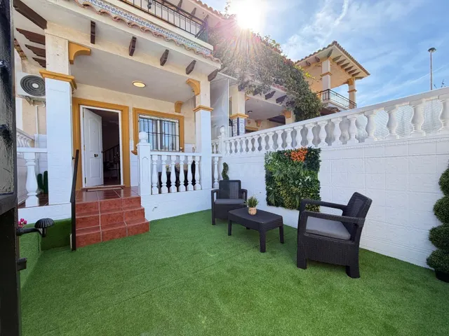 Se vende acogedor adosado en pleno centro de Punta Prima - foto 2