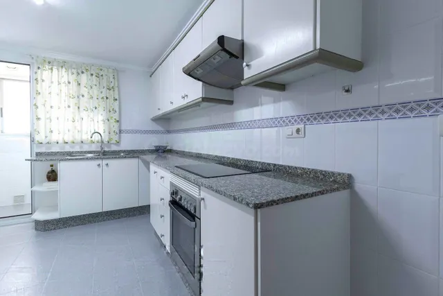 Amplia vivienda de 4 dormitorios con garaje, trastero y metro a pocos minutos — 5