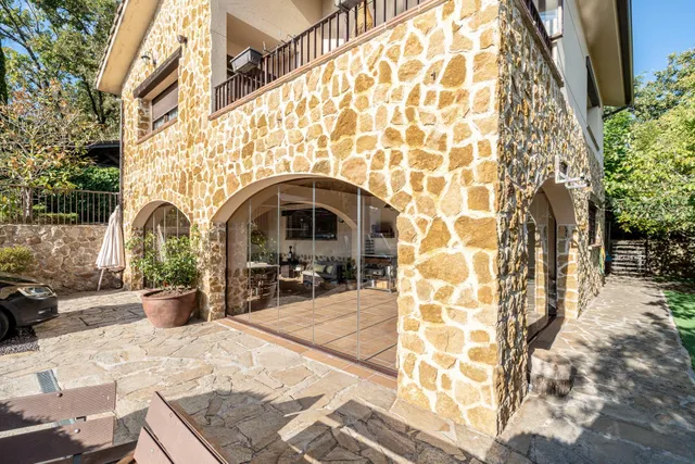 Chalet unifamiliar independiente de 320 m2 parcela de 992 con piscina y certificación A — 2