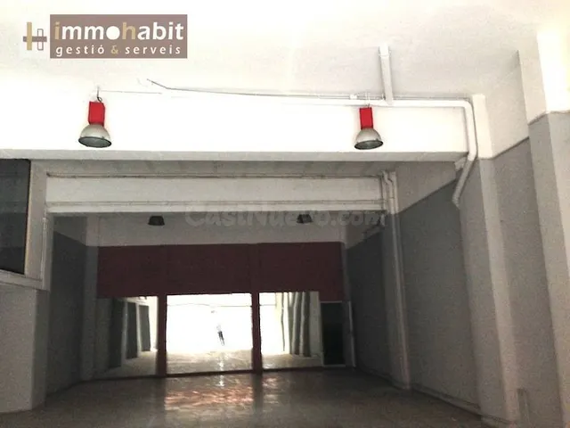 Local de 80 m2 mas 55 m2 de altillo en cap pont — 13