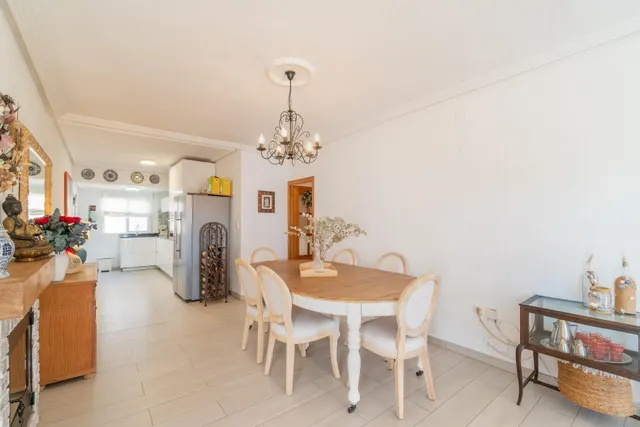 Maravilloso chalet pareado (aprox. 130 m2 + terrazas y garaje) con 4 dormitorios y 2 baños. Amplia parcela privada (516 m2) con jardín y gran piscina. — 21