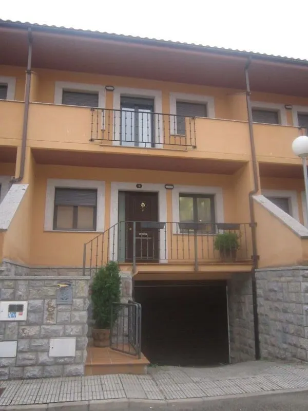 SE VENDE CHALET ADOSADO SEMINUEVO, 4 HAB., GARAJE DOBLE ,PATIO. PARA ENTRAR A VIVIR — 31