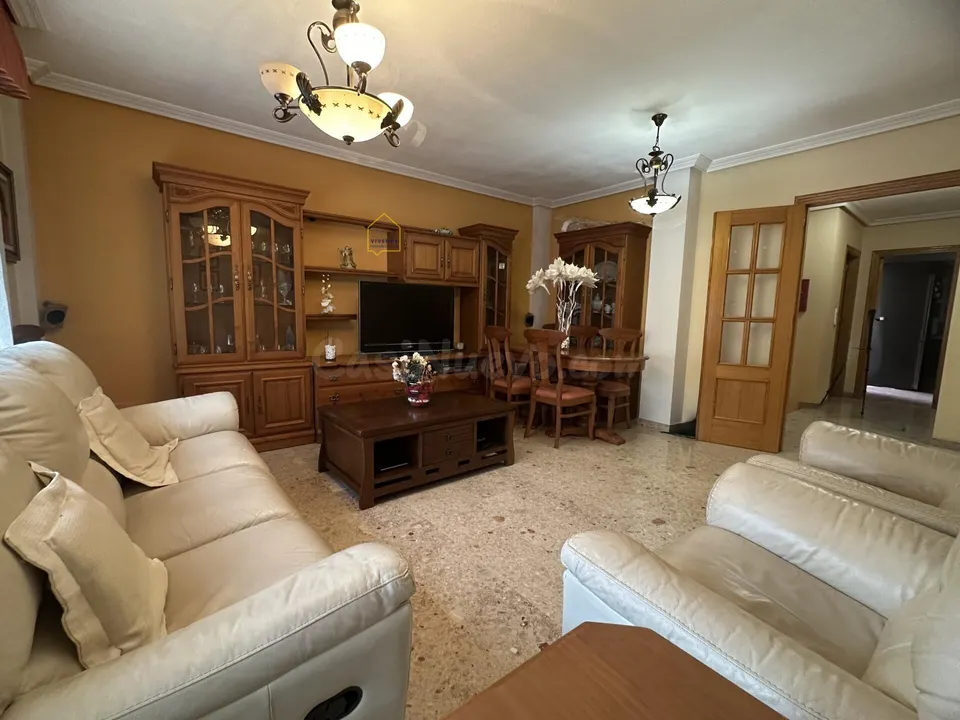 Dúplex de 4 dormitorios, cochera y patio en San José