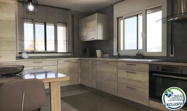 Apartamento reformado con amplia terraza y aparcamiento privado en Santa Margarita Roses — 8