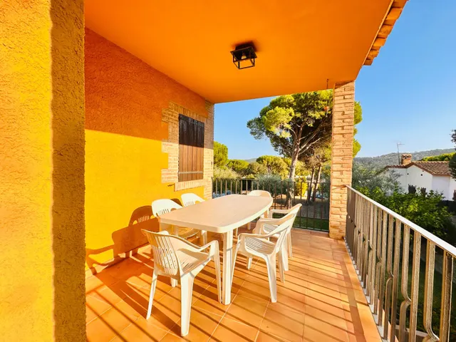 CALONGE: CHALET CON LICENCIA TURÍSTICA, GARAJE, JARDÍN Y PISCINA. ZONA MAS AMBRÓS - VIZC. CABANYES. — 15
