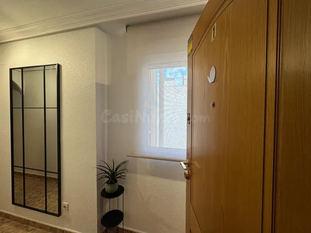 ÁTICO EN TORREVIEJA CON 2 DORMITORIOS, 1 BAÑO + GARAJE CERCA - foto 2