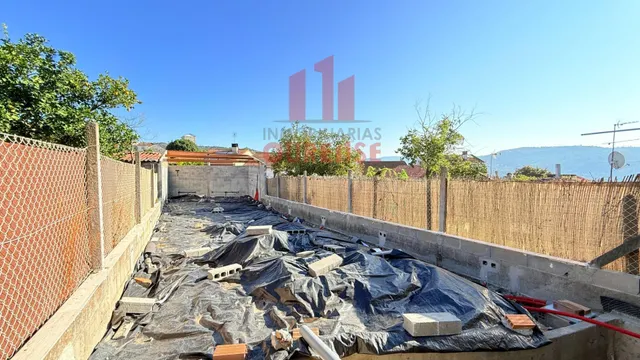 CASA SIN REMATAR CON PARCELA EN PLENO CASCO URBANO DE OURENS - foto 2