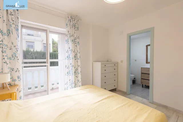Casa independiente con piscina en La Zubia. — 20
