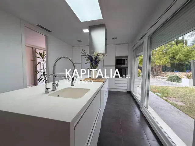 ESPECTACULAR CHALET DE DISEÑO EN URBANIZACIÓN CON PISCINA. — 21