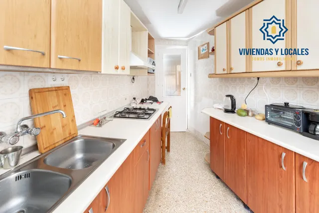Venta de piso de 4 dormitorios y 2 baños en Granada (Zona Centro) — 10