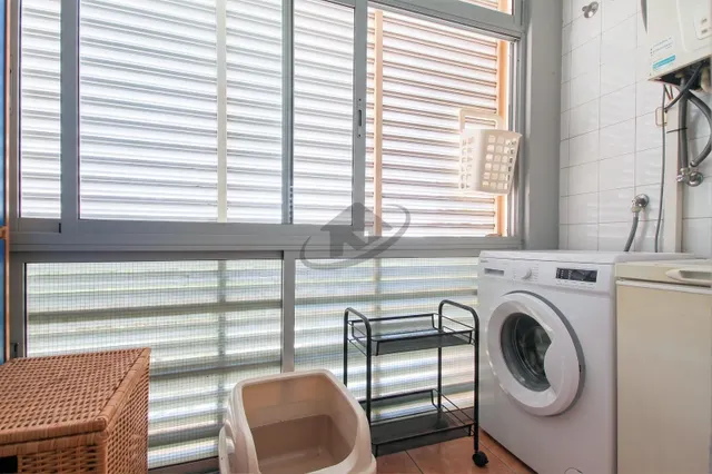 VIVIENDA EN FINCA SEMINUEVA CON PISCINA. AMPLIO BALCÓN Y VISTAS DESPEJADAS. — 26