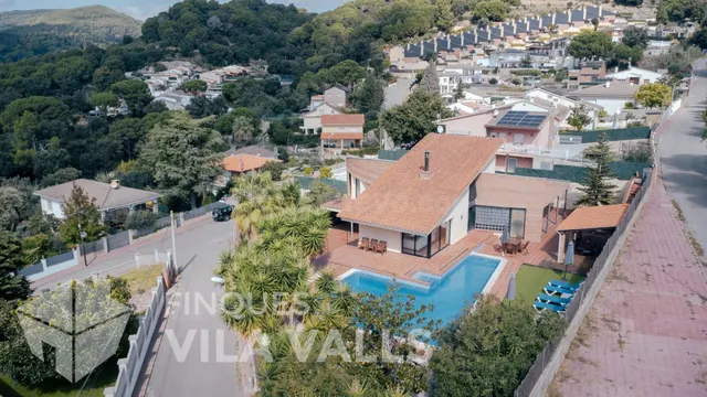 Casa con jardín, piscina y vistas a la montaÑ±a