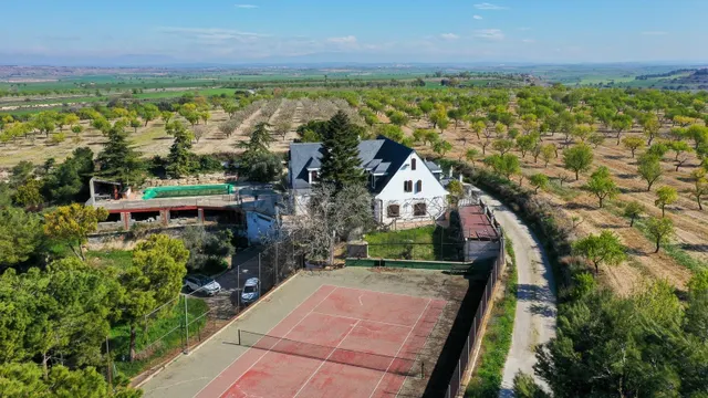 Finca rústica singular en parcela de 2.296 m2 con piscina, amplio garaje y pista de tenis. — 2