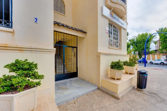 Apartamento de tres dormitorios y dos baños en residencial Duquesa Beach, primera línea de la playa de los locos — 31