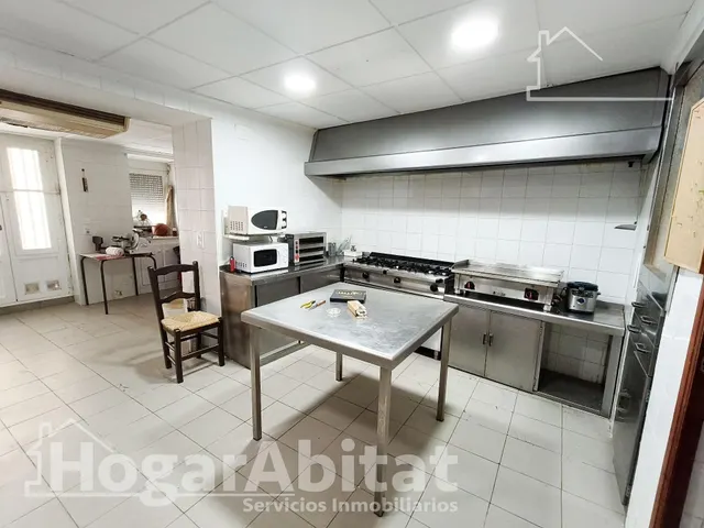 ¡PERFECTO PARA INVERTIR! CASA LUMINOSA Y ESQUINERA, CON LOCAL COMERCIAL — 10