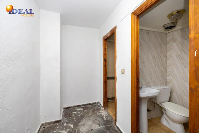Local comercial junto a calle Alhamar. Ideal para oficina, despacho o almacén. Muy económico — 10