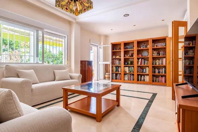 Fabulosa casa con patio ajardinado en Gelves, a diez minutos - foto 4