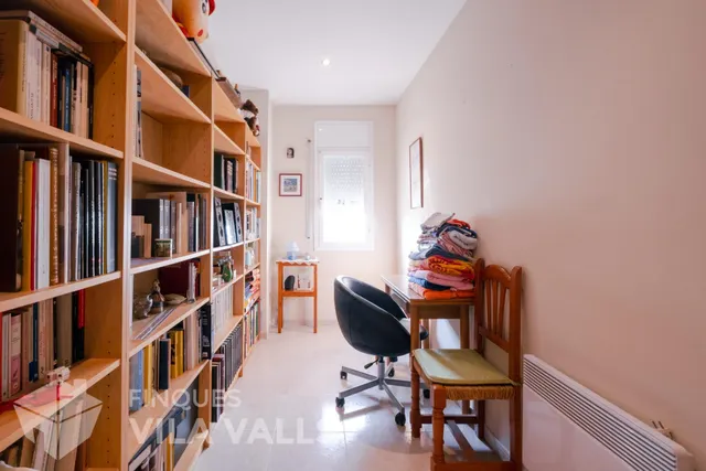 Casa adosada de tres plantas con jardín, terrazas y espacio tipo loft en garaje — 24
