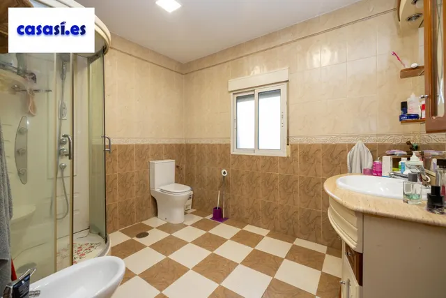 Casa con estupenda ubicación en Armilla. avenida de los ogíjares — 15