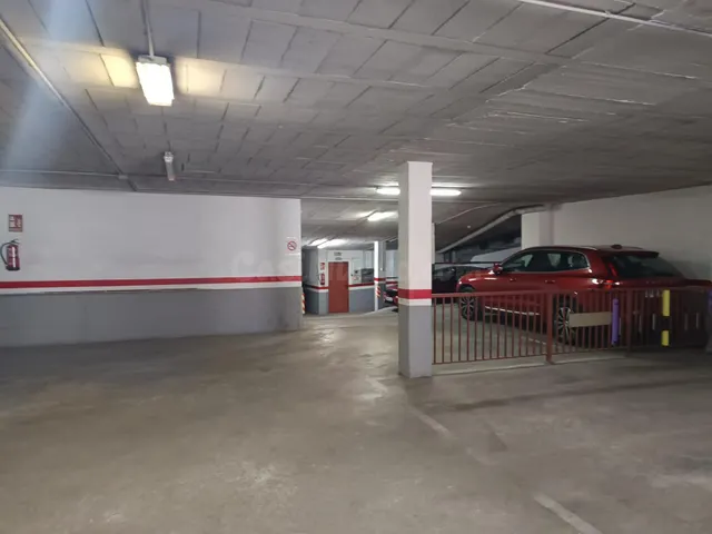 🅿️ Plaza de parking doble en zona Carrilet – amplia, segura  - foto 3