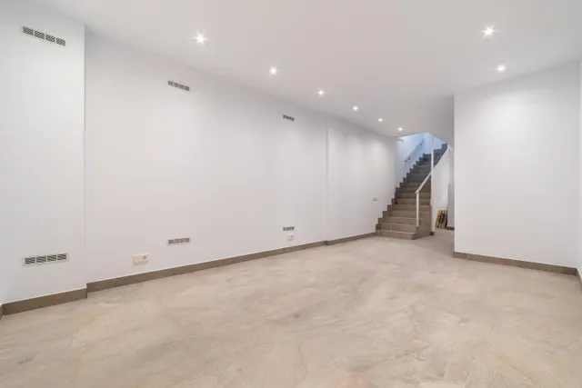 LOCAL COMERCIAL REFORMADO EN CALLE EDGAR NEVILLE — 13