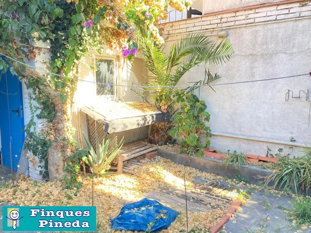 CASA PLANTA BAJA CON 2 VECINOS CON JARDÍN — 20