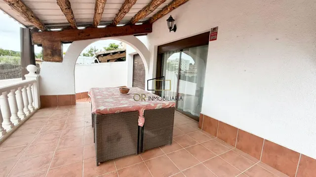 Casa adosada esquinera con jardín y gran terraza a 12 minuto - foto 2