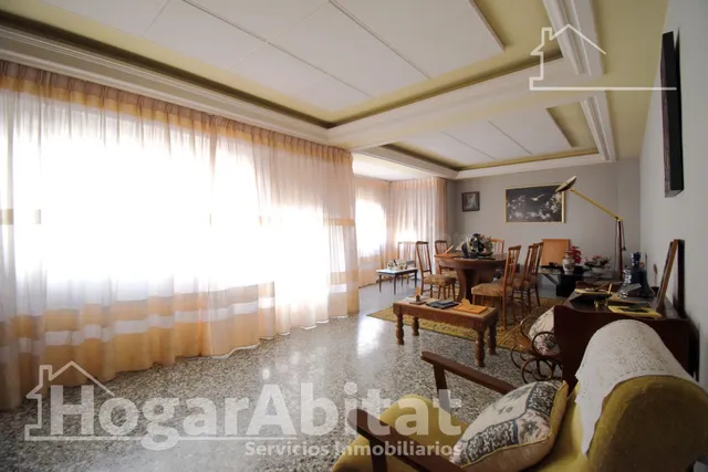 ¡MAGNÍFICA CASA! LUMINOSA CON GARAJE Y TERRAZA, CERCA DEL CE - foto 2
