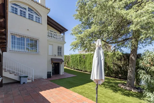 CASA PAREADA EN LA ZUBIA CON PISCINA, ZONA DE BARBACOA Y JARDÍN — 7