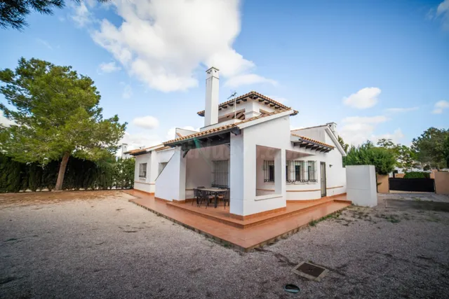 Casa unifamiliar de 3 dormitorios y 2 baños en Las Palas - foto 4