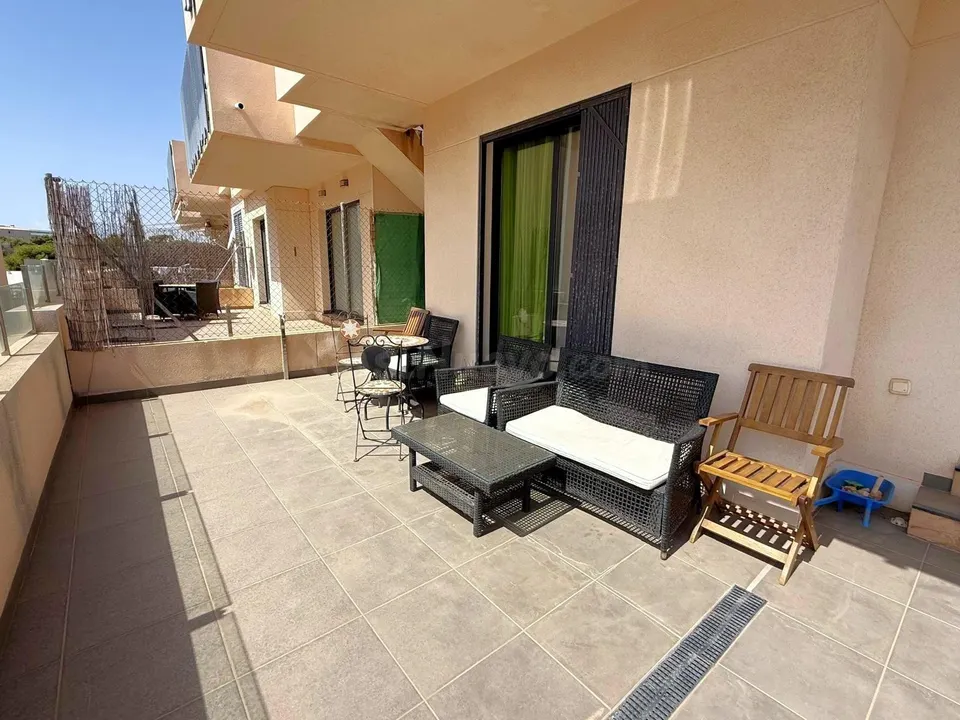 Planta baja moderna (aprox. 63 m2) con 2 dormitorios, 2 baños y amplia terraza/jardín. Gran zona de piscina, cerca del La Zenia Boulevard, ¡y a 15 minutos a pie de la Playa de La Zenia!