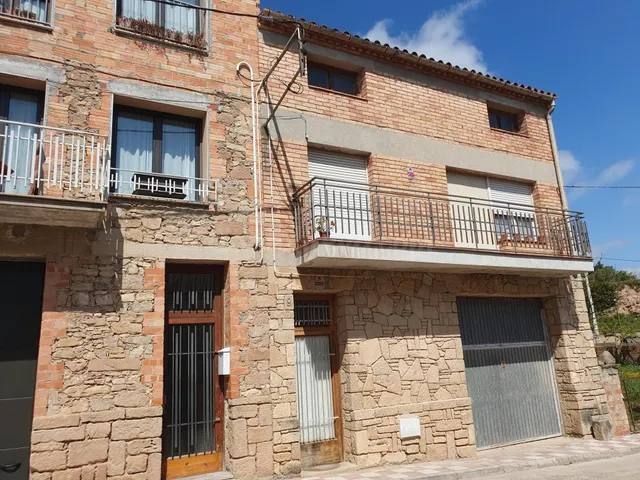 CASA EN VENDA A SANT MARTÍ DE TOUS - GARATGE + PIS + GOLFES 