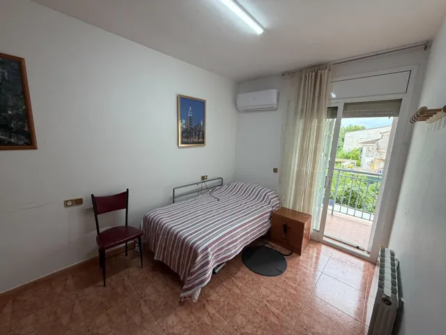 VIVIENDA ADOSADA DE 3 PLANTAS CON GARAJE , 4 habitaciones , AMPLIAS TERRAZAS EN SEGUR DE CALAFELL. — 16