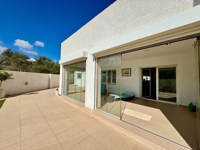 Chalet de 2 dormitorios y 4 baños con garaje y piscina priva - foto 5