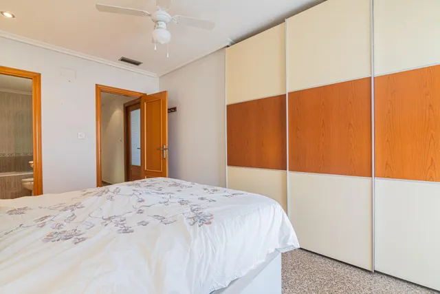 Luminoso piso exterior a esquina de 90 m2 con balcón, garaje y vistas despejadas en avenida de Alicante (vpo) — 23
