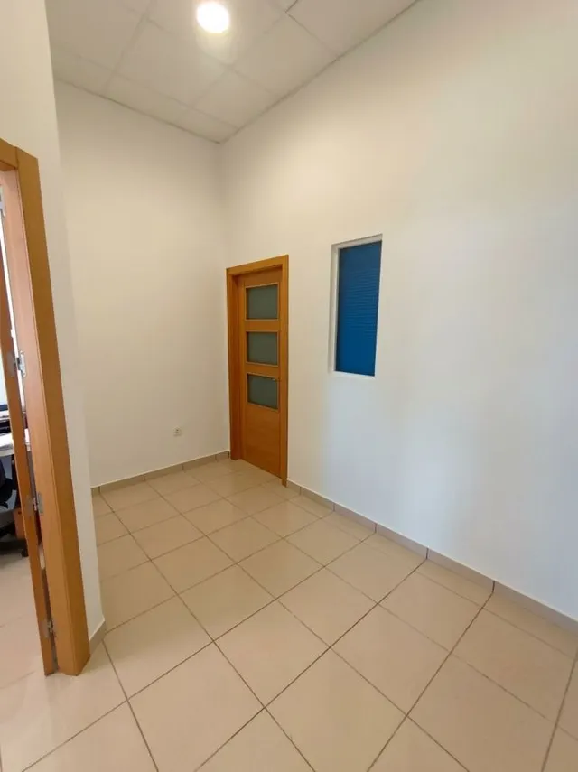 Local comercial en venta en Ronda Norte (Badajoz) – 94 m2, 2 escaparates y 3 m de fachada — 9