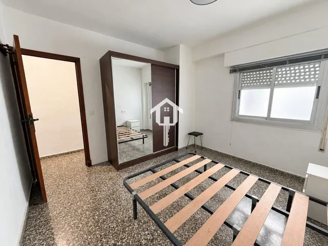 Ático en exclusiva totalmente reformado de 56 m2 con terraza en zona benalúa de Alicante: edificio con ascensor — 31