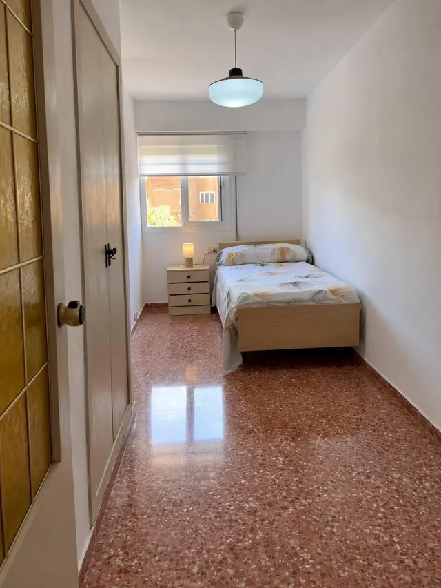 Piso reformado de 4 habitaciones y 2 baños en Malilla — 7
