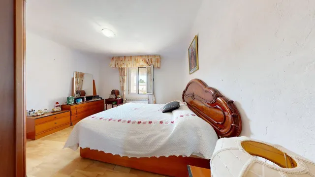 CASA UNIFAMILIAR de 170m2 útiles sobre parcela de 265m2. Distribuido en sótano con bodega, salón, cocina, dos baños, cuatro habitaciones y buhardilla diáfana — 27
