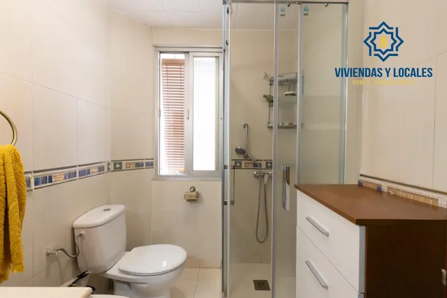 Piso de 3 dormitorios en calle milán, zaidín | muy luminoso y con gran potencial — 19